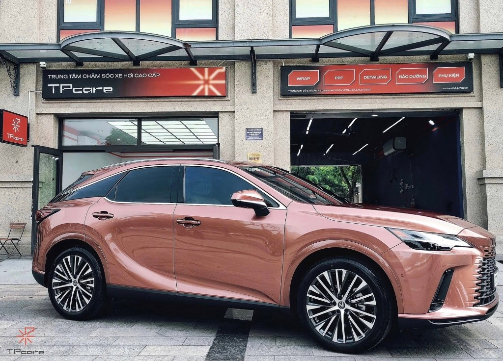 Lexus RX Luxury SUV Màu Đồng tại TP Care Ocean Park