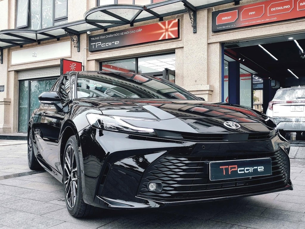 Toyota Camry 2024 Đen Bóng Gương tại TP Care Ocean Park